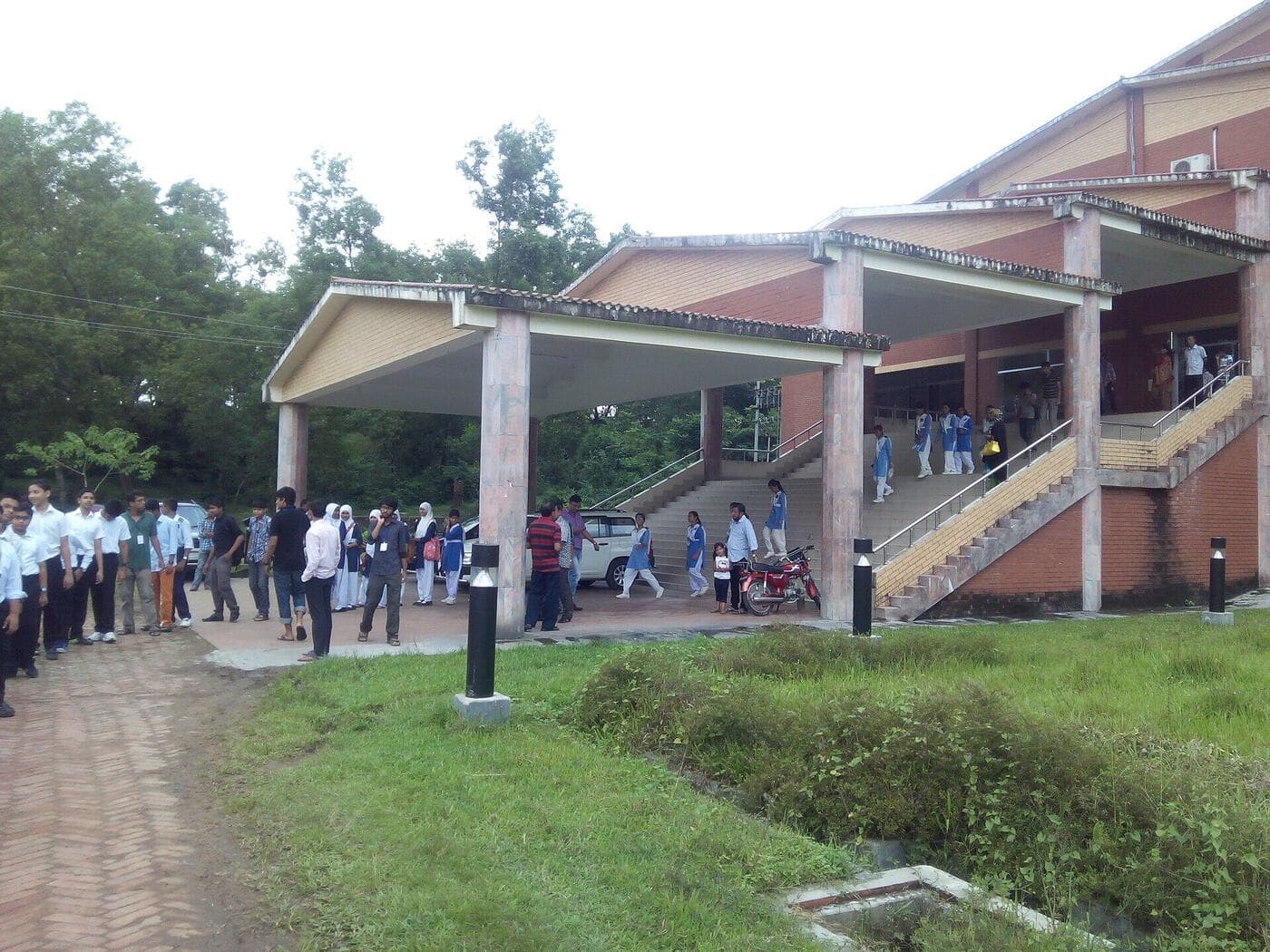 Students gathering for the astronomy carnival organised by CAM-SUST